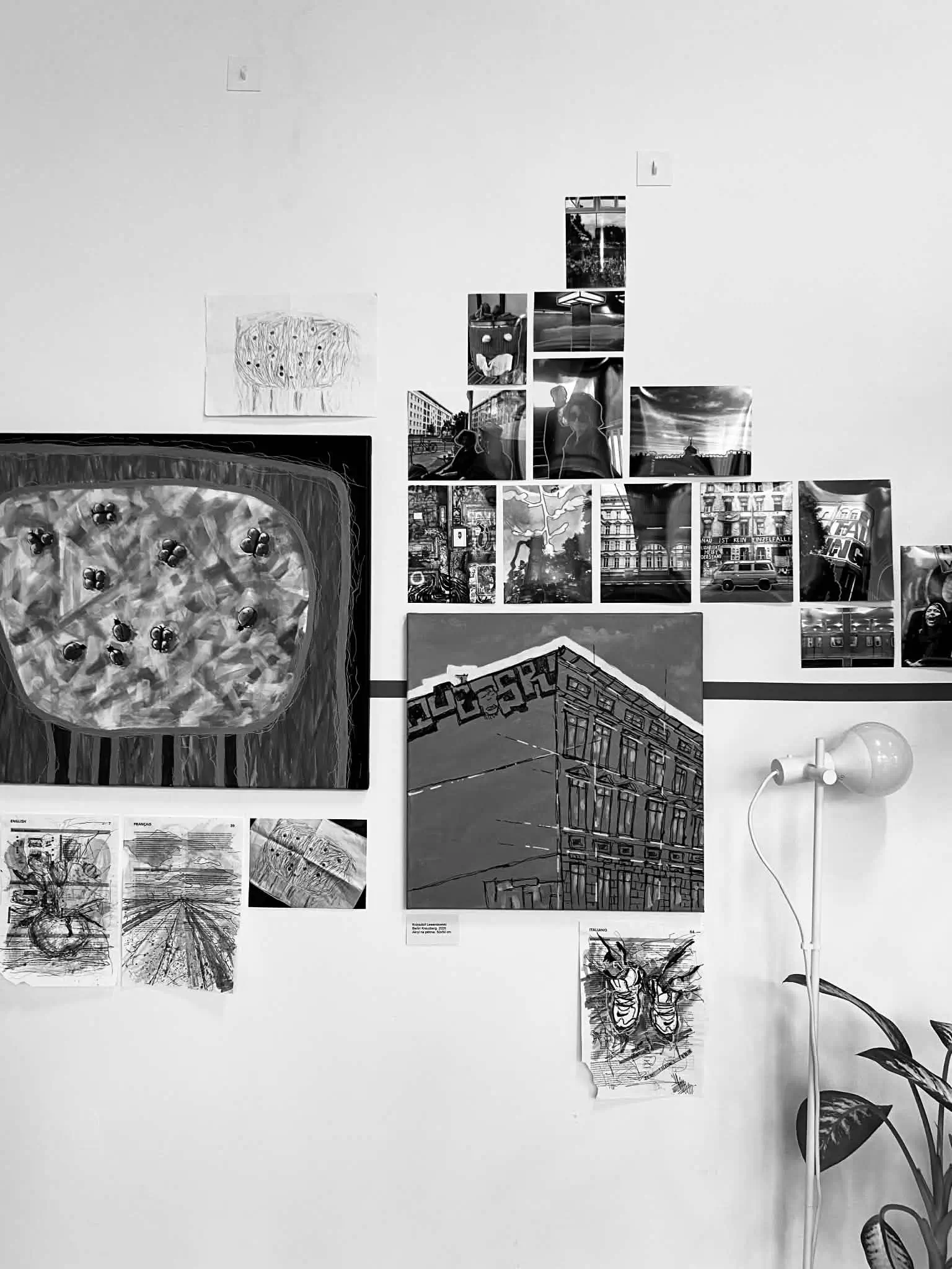 Ściana z obrazami i fotografiami w przestrzeni wystawienniczej Community Cup